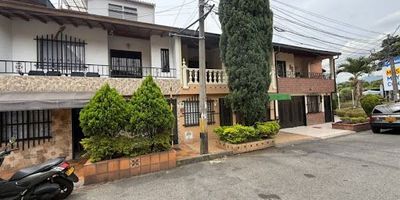 ¡Hermosa casa en arriendo en Samaria, Itagüí!  
Ubicada a pocos pasos del Hospital del Sur, esta amplia casa de tres niveles cuenta con 3 habitaciones, 4 baños, sala, comedor, cocina integral, zona de ropas, patio y balcón. Ideal para familias que buscan comodidad y excelente ubicación. ¡Contáctame y agenda tu visita!