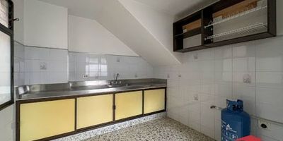 Apartamento tercer piso interno en arriendo ubicado en el barrio La Magnolia de Envigado. Dispone de buenos espacios y buena iluminación, consta de 2 habitaciones con closet, baño cabinado, salacomedor, cocina semi integral con pipeta de gas, zona de ropas. Se ubica en una zona residencial tranquila, cercana a tienda D1, Cancha de la Paloma y parqueadero La Paloma. Tiene fácil acceso a vías principales como Avenida Poblado y canalización Ayurá, además de contar con una buena ruta de transporte público.