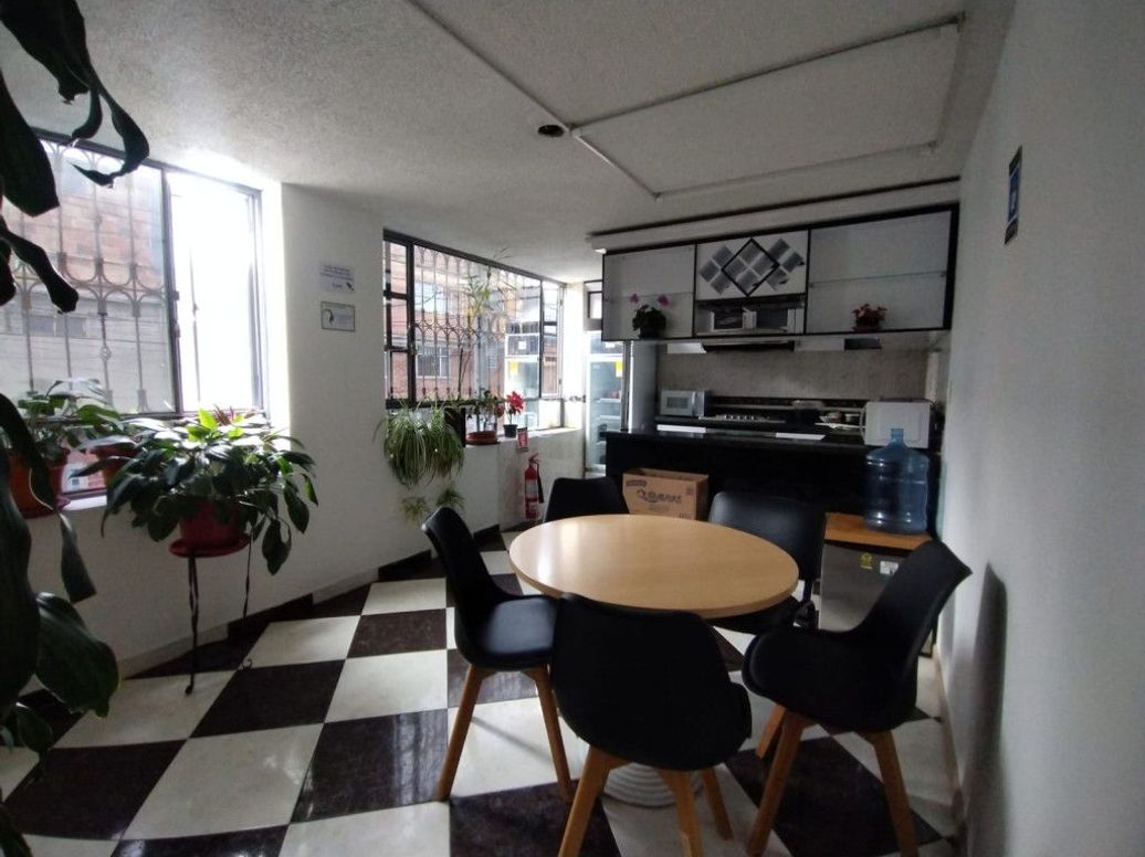 Casa de 6 alcobas en venta en Las Ferias, Bogotá, 225 m² · foto 8 de 20