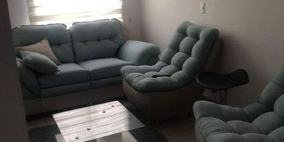 Venta de Excelente Apartamento ubicado en Mosquera, departamento de Cundinamarca. Se encuentra en el Conjunto Estancia 3. La propiedad cuenta con una superficie total de 51.92 metros cuadrados, de los cuales 47.13 metros cuadrados están techados. Entre los servicios disponibles en la propiedad se destacan 2 habitaciones, 1 baños, la cocina integral, calentador, cuarto de servicio, red de gas, garaje, planta eléctrica y la cercanía a escuelas, transporte público y zonas comerciales. DMS-197
