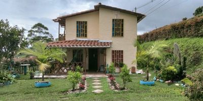 Esta casa finca de 2.900 metros cuadrados de lote y 150 metros cuadrados construidos en dos niveles; se encuentra ubicada en El Peñol, vereda Horizontes 2, a pocos minutos del pueblo y con acceso directo a la represa.
Está distribuida en cuatro habitaciones, dos baños, cocina sencilla, sala, comedor, jardín interior, zona de ropas y zona de parqueadero.
Una propiedad rodeada de naturaleza, ideal para descansar, invertir o disfrutar en familia, con un entorno tranquilo y muy buen acceso.
¡No dejes pasar esta oportunidad única! ¡Contáctanos al 3012021300 para programar una visita y descubre más sobre esta increíble propiedad!