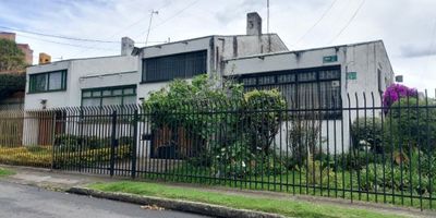 Cod. 3131. Linda casa para uso comercial o vivienda de 233M2, ubicada en un gran sector ideal para para tu empresa. Primer nivel: 4 ambientes cerrados, 2 baños, 1 garaje cubierto y cocina integral eléctrica cerrada. Segundo nivel: área abierta. Tercer nivel:  4 ambientes cerrados con closet, 2 baños, pisos en cerámica y tapete. Cerca a las estaciones del Polo y Héroes, Carulla, Centro comercial Héroes. Vías de acceso: Cl 80, Cr 24 y Auto Norte. Facilidad de transporte público.
Uniproyectos, donde cada puerta es una bienvenida. Te esperamos.