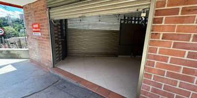 ¡Tu negocio al alcance de todos!
Arrienda este excelente local comercial de 30 m², ubicado en primer piso, con vitrina a la calle y fácil acceso peatonal y vehicular. Perfecto para oficinas, consultorios, tiendas boutique, barberías, minimercados, servicios o atención al cliente.

Ubicación estratégica con buena visibilidad
 Área: 30 m²
Primer piso – acceso directo desde la calle
 Canon de arriendo: $2.000.000 mensuales
 Ideal para emprendedores o marcas que buscan posicionarse en una zona de alto flujo

Haz crecer tu negocio desde una ubicación privilegiada.
¡Contáctanos y agenda tu visita hoy mismo!