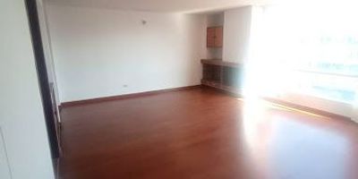 área 88 mts, 3 alcobas, sala comedor con chimenea, 3 baños,  cocina integral  a gas, cuarto y baño de servicio, calentador a gas, zona lavandería 1 garaje edificio cuenta con ascensor, Canon arrendamiento mas administración  399-175