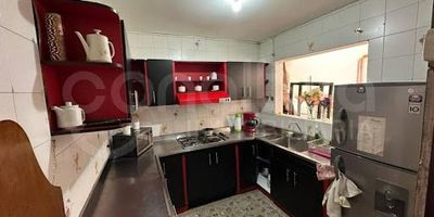 472-7739 Conaltura Inmobiliaria ¡Tu casa ideal te espera en Medellín – Picacho!
Amplia, cómoda y con ubicación privilegiada. Si estás buscando una casa espaciosa, con excelente ubicación y fácil acceso a todo… ¡esta es la oportunidad que esperabas! En venta hermosa casa amplia ubicada en el tradicional y tranquilo sector de Picacho, cerca de todo lo que necesitas para vivir con comodidad y calidad de vida: A pocos pasos del Ecoparque, cerca de supermercados, colegios y centros de salud, a minutos de la Estación Acevedo del Metro, con rutas de transporte público e integradas al metro, a corta distancia del Centro de Salud Picachito, vías principales que conectan fácilmente con otros sectores de la ciudad.
Una propiedad con gran potencial, ideal para familias que valoran el espacio, la ubicación y la conectividad. ¡Agenda tu visita hoy y da el paso hacia tu nuevo hogar.