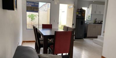 CODIGO: 933FR1239 Casa en Múkura, Barranquilla, 60 m2, 3 habitaciones y 3 baños, estrato 3, con parqueadero y balcón, distribuida en dos niveles con cocina integral y patio. Ideal para quienes buscan comodidad y espacio en un conjunto residencial. Cerca a ruta de buses,y  supermercados.
