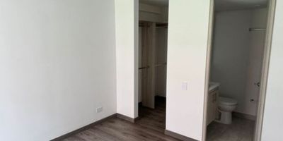 La propiedad en venta se encuentra ubicada en Mosquera, Cundinamarca, Colombia. Se trata de un inmueble de 54.4 m² de área total, distribuidos en 2 habitaciones, 2 baños, cocina integral, cuarto de lavado, closets y estacionamiento techado. el estado de la propiedad es bueno y cuenta con una cuota de administración de $270,000. El desarrollo se llama Conjunto Cerezo y está ubicado en una zona tranquila y residencial. La propiedad ofrece una excelente oportunidad de inversión en una ubicación estratégica, con fácil acceso a servicios y comercios cercanos.  DMO-847
