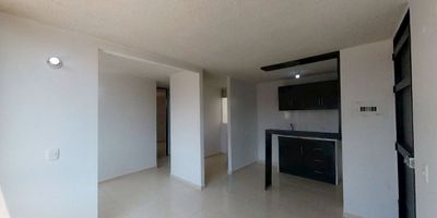 CODIGO: 933FR1297 Apartamento remodelado de 42 m² en piso 4 del conjunto Torcaza, Alameda del Río. Cuenta con 2 habitaciones, 1 baño, estudio, sala de estar y cocina integral. No tiene parqueadero ni ascensor. Ubicado en estrato 1. El conjunto ofrece portería, salón comunal, zonas verdes, zona infantil y es cerrado. Antigüedad de 7 años. Vista interior.
