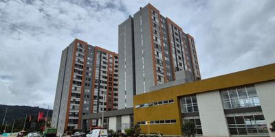 Bello apto para estrenar en conjunto cerrado con zonas verdes, salones sociales, parque infantil ubicado en el barrio lagos de torca cerca a importantes ejes viales, autonorte, cll 183 y trasmilenio esdtacion terminal. El apto consta de: sala/comedor, cocina integral a gas tipo americano, zona de lavandería independiente, 2 alcobas, 2 baños, garaje comunal, iluminación natural.