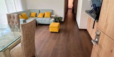 Hermoso Apartamento Como Nuevo! en Parque Residencial Puerta del Sol

Ubicación

- Mosquera, Cundinamarca

- Conjunto cerrado con seguridad 24 horas

Características del Apartamento

- 92.4 metros cuadrados

- Primer piso

- Amplio balcón

- Sala-comedor

- Cocina tipo americano

- 3 habitaciones con closet

- 2 baños

- Patio con techo tipo domo

- Habitación principal amplia con baño y Vestier

- Parqueadero propio y cuarto depósito

Amenidades del Conjunto

- Club House con piscina, jacuzzi, turco, sauna, teatrino y más

- Gimnasio 100% dotado

- Coworking y salón de juegos

- Cancha de squash y microfutbol

- Recepción tipo lobby y seguridad 24 horas

- 3 Zonas Bbq, 2 salones sociales, parque infantil y zona verde

- Lavandería, bicicletero, parqueadero de visitantes y zona para mascotas

- Cafetería dentro del conjunto

- Precio de administración para el año 2025: $400.00

¡Una oportunidad única para vivir en un conjunto residencial de alta calidad!  DMM-784
