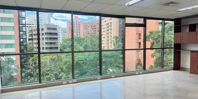 Oficina  en arriendo en edificio empresarial, cuenta con una excelente ubicacion sobre vía principal, con conexión a rutas de transporte público, cerca a centros comerciales, hoteles, almacenes de cadena, restaurantes y una gran oferta de servicios complementarios del sector.  Piso en porcelanato, 19 espacios, 1 baño, cocineta, cableado de red, techo cielo raso, aire acondicionado central y parqueaderos cubiertos . El edificio cuenta con ascensores, auditorio, baños comunales, parking visitantes sin costo, vigilancia y portería 24 horas, citofonia y circuito cerrado de tv. inmuebles sujetos a verificacion de disponibilidad

