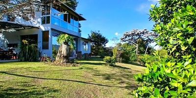 Finca en arriendo con amplias zonas verdes, cuenta con cocina integral, sala comedor, tres habitaciones, dos baños, zonas sociales, rodeada de mucha zona verde, bbq, acceso vehicular, ubicada en una zona muy segura y tranquila, con fácil acceso. Código Abad Faciolince FIN2074 Asesora Mariana Ocampo 3168789867