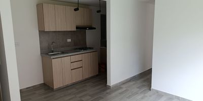 Apartamento para arriendo en piso 1 de 57 m en el sector Mosquera. En el podras disfrutar espacios comodos y luminosos. Cuenta con 3 habitaciones, 2 banos, 2 closet, sala comedor, cocina integral, red de gas, zona de ropas, parqueadero y ascensor. Ubicado en zona estrategica con cercanias a colegios, locales comerciales, zonas verdes, vias principales y buen acceso a transporte publico.