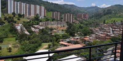 Ubicado en el sector de Rodeo Alto, con múltiples vías de acceso, excelente transporte público y alta valorización. Este apartamento en piso 14 cuenta con una excelente distribución, ideal tanto para vivir como para invertir. Actualmente está arrendado por $1.900.000 mensuales, lo que lo convierte en una excelente opción para generar ingresos desde el primer día.Características del apartamentoÁrea construida 57 mPiso 143 habitaciones principal con baño privado y clóset amplio2 baños completosSala-comedorCocina integral full terminadaZona de ropas independienteBalcón con vista abierta y buena iluminaciónParqueadero privadoCuarto útilMuy buena ventilación e iluminación naturalEdificio con ascensorInformación financieraValor de venta $380.000.000 negociablesAdministración $293.000Arriendo actual $1.900.000 Oportunidad única para inversión o vivienda. ¡Contáctanos para más información y agenda tu visita!