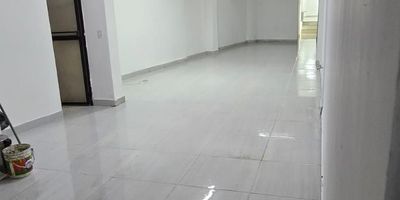 Se arrienda amplio local recien remodelado en el barrio Cristobal, ubicado en una zona ampliamente comercial, ideal para todo tipo de negocios. El local cuenta con excelente vitrina comercial que brinda gran visibilidad, ademas de estar acondicionado con red de gas, lo que lo hace perfecto para actividades que requieran este servicio. Una excelente oportunidad para establecer tu negocio en un sector estrategico!
