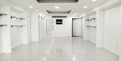  Local para arriendo en el sector del centro de la moda Itagui, con amplios espacios y hermosos acabados. Cuenta con vitrina comercial, 1 bano, 1 cocineta 1 cuarto util. Con cercanias al parque las chimeneas, centro comercial super centro y buen acceso a trasporte publico.