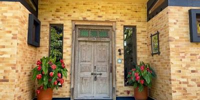 Hermosa finca en arriendo en unidad cerrada, una zona muy segura y tranquila, rodeada de mucha naturaleza, cerca de zonas muy estratégicas, cerca de centros comerciales, aeropuerto jmc, restaurantes, etc. cuenta con portería 24/7. Código Abad Faciolince FIN2071 Asesora Alejandra Gutiérrez 3174292454