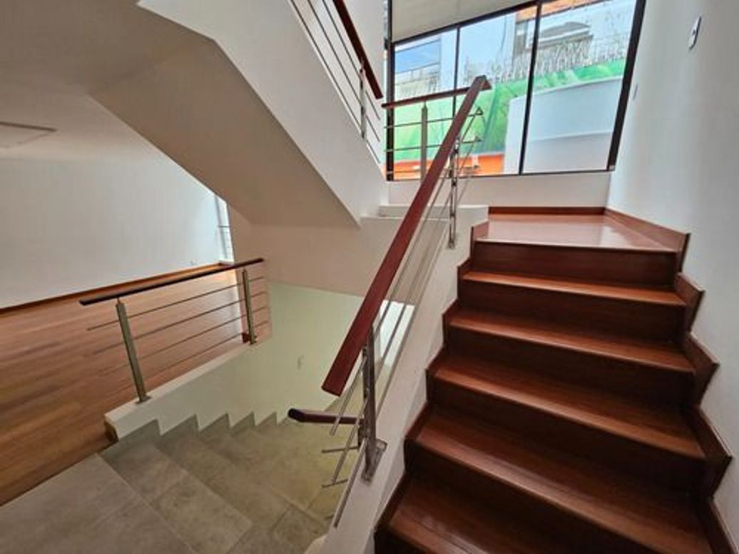 Casa de 3 alcobas en venta en El Virrey, Bogotá, 268 m² · foto 2 de 12