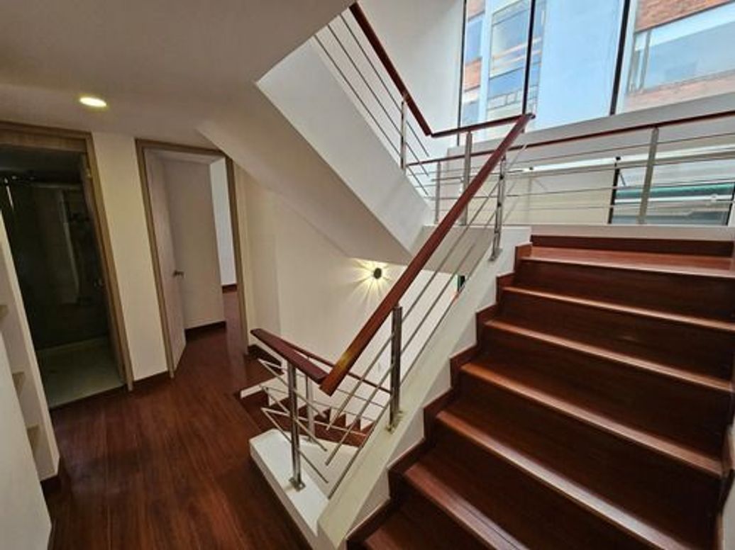 Casa de 3 alcobas en venta en El Virrey, Bogotá, 268 m² · foto 8 de 12