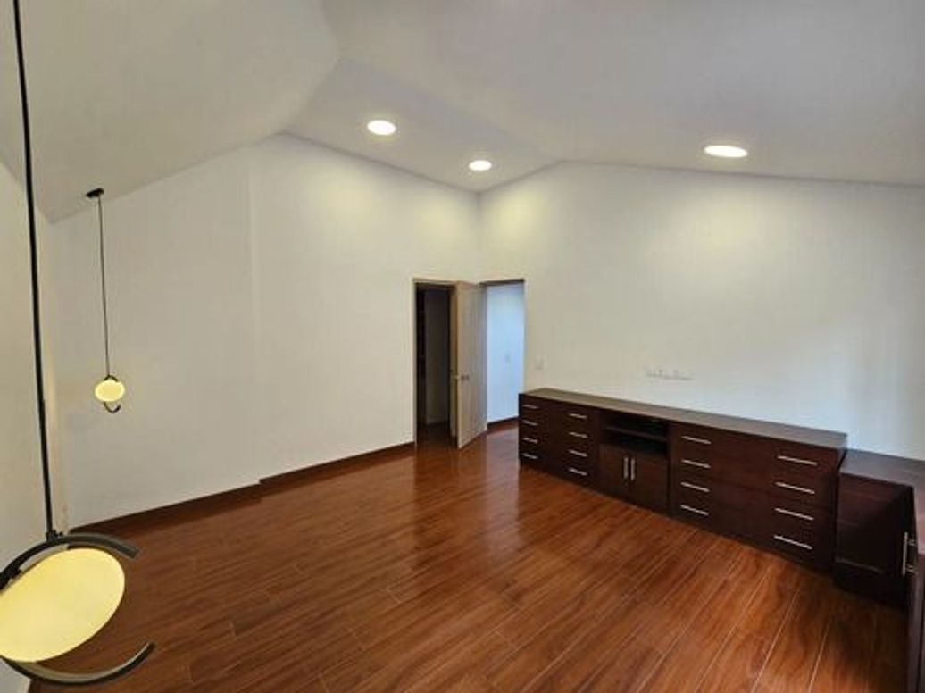 Casa de 3 alcobas en venta en El Virrey, Bogotá, 268 m² · foto 5 de 12