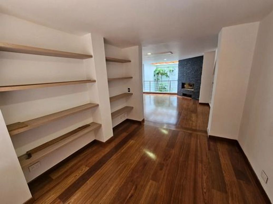 Casa de 3 alcobas en venta en El Virrey, Bogotá, 268 m² · foto 3 de 12