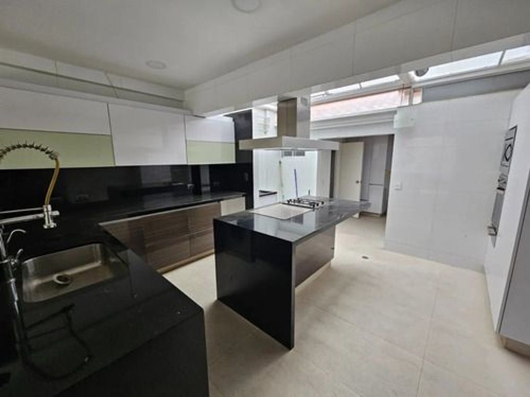 Casa de 3 alcobas en venta en El Virrey, Bogotá, 268 m² · foto 9 de 12