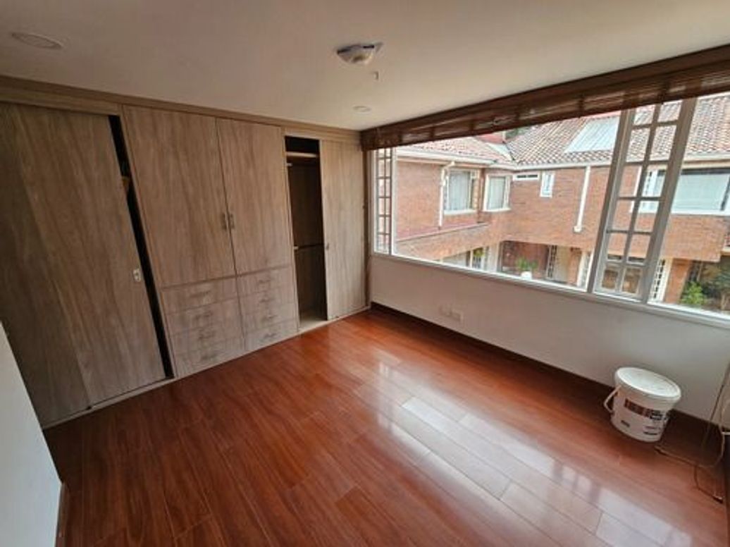 Casa de 3 alcobas en venta en El Virrey, Bogotá, 268 m² · foto 4 de 12