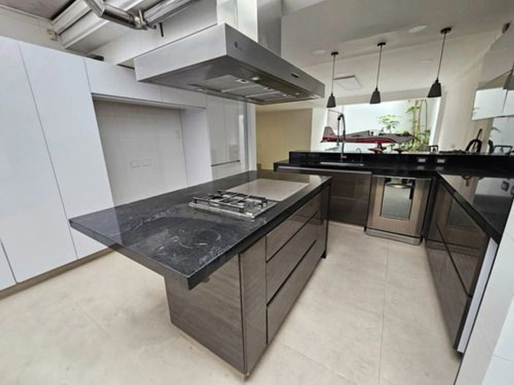 Casa de 3 alcobas en venta en El Virrey, Bogotá, 268 m² · foto 7 de 12
