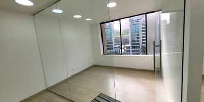 Arriendo cómoda oficina sector milla de oro , 60 m2 , baño y cocineta , aire acondicionado , garaje cubierto , pisos en Madera Laminada, porteria 24 horas, iluminada, remodelada, rutas de buses, facil acceso, $ 5000.000, contacto Andres Jimenez 3136837000.
