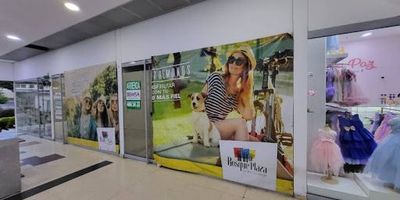 Excelente local de uso comercial , con vitrina, centro comercial con acceso directo a la estación metro Universidad, un centro comercial rodeado de una de las zonas mas turísticas de la ciudad,  jardín botánico, parque explora,  planetario, ruta N, parque Norte y cerca a las mejores clínicas de Medellin, en zona de comidas, coworking, gimnasio, local de 25 m2, 1500.000 mas iva, mas administración, contacto Andres Jimenez 313 683 7000.