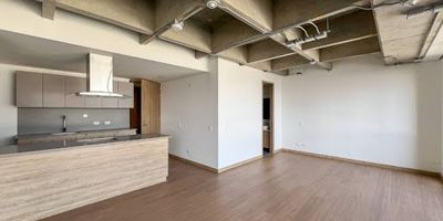 Apartaestudio de un solo ambiente en arriendo, ubicado en Envigado; cuenta con buenos acabados y excelente iluminación. Dispone de baño cabinado, vestier, cocina integral con barra americana, zona de ropas y balcón. La unidad ofrece portería 24 horas, ascensores y zonas comunes en construcción. Está ubicada en una zona residencial tranquila, cerca de vías principales como la Transversal Intermedia, Loma de las Brujas y Loma del Escobero, así como del centro comercial City Plaza y el Mall Guadalcanal. Cuenta con buena ruta de transporte público.