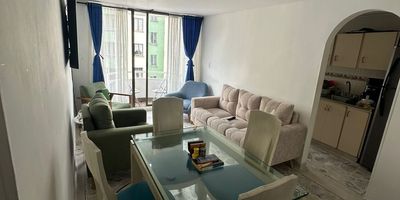 Apartamento en venta en San Luis en unidad cerrada, cerca a restaurantes, rutas de transporte público y servicios complementarios de la zona. Cuenta con salacomedor, pisos en cerámica, tres habitaciones con closet, dos baños, cocina integral en mesón de acero, estufa, calentador a gas y zona de ropas. La unidad posee de un parqueadero descubierto, piscina, salón comunal, parques infantiles, placa polideportiva, zonas verdes, circuito cerrado de tv, vigilancia y portería las 24 horas. Inmueble sujeto a verificación de disponibilidad.