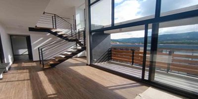 Codigo 27849. ? Apartamento en arriendo ubicado en El Retiro sector Puro Cuero ? Características del Inmueble:• 3 Habitaciones (2 con vestier y baño privado)• 3 Baños completos• Biblioteca o estudio• Sala y comedor independientes• Cocina integral abierta• Mesón en piedra sinterizada• Zona de ropas• Balcón con vista natural• Terraza con pérgola• Parqueadero sencillo• Cuarto útil• Red de gas domiciliario• Área construida: 107 m²• Estrato 4• ¡Inmueble para estrenar!? Canon mensual: $4.500.000? Descripción:Disfruta de este espectacular apartamento dúplex para estrenar, con diseño moderno y detalles pensados para el bienestar y el confort. Ideal para quienes desean vivir rodeados de naturaleza, sin alejarse de los principales servicios de la zona.Espacios amplios, excelente distribución, luz natural, acabados premium y una terraza que invita al descanso.? Entorno y Ubicación:• Sector La Alameda – El Retiro, zona campestre de alta valorización• A solo 30 minutos del Aeropuerto Internacional JMC• Cerca del Hospital San Juan de Dios, clínicas de La Ceja y San Vicente Fundación• A pasos del comercio, restaurantes, supermercados y tiendas de diseño en El Retiro? Zonas Comunes:• Portería 24/7 y lobby• Parque infantil• Salón de juegos para adultos• Salón social• Zona BBQ• Piscina para adultos• Sauna, turco y jacuzzi• Zonas verdes• Parqueadero de visitantes? Nota:Apartamento nuevo, disponible de inmediato, dentro de unidad cerrada con excelentes servicios y vigilancia permanente. ¡Una oportunidad perfecta para vivir en tranquilidad con estilo!