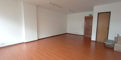 Excelente oficina de 36 m², con espacio abierto, pisos de madera, baño privado, cortinas, terraza y excelente iluminación natural. Ofrece vista exterior hacia los cerros, creando un ambiente agradable y luminoso para trabajar.

Ubicada en un edificio con terraza y zona común para empleados, que incluye hornos y comedor, combina funcionalidad y comodidad. Su ubicación estratégica está cerca del Parque de la 93, zonas comerciales y vías principales, garantizando conectividad y prestigio.