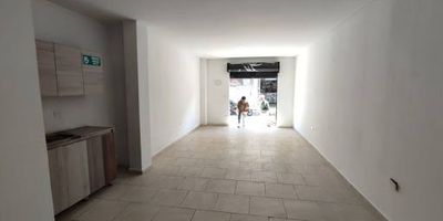 Local en arriendo en la Ceja, a 5 cuadras del parque, ubicado en vía ppal cerca de residencias y sector comercial. Cuenta con 30mt2 y 1 baño, cocineta con alacena inferior y superior, muy buena iluminación, está terminado en obra blanca, tiene puerta cortina y servicios públicos independientes, el uso de suelo es perfecto para gastro-bar, oficinas y comercio en general. Canon en 1.500.000