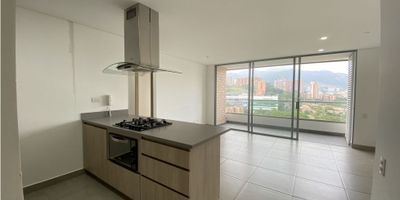 Se renta apartamento en unidad cerrada de Envigado, tiene un área de 77 metros, consta de 2 alcobas, principal con baño y vestier, baño social, sala-comedor, balcón, cocina integral abierta y zona de ropas independiente, parqueadero doble lineal con cuarto útil. 

Unidad cerrada con portería y vigilancia 24 horas, parqueadero de visitantes, piscina de adultos y niños, gimnasio, salón social, coworking, juegos infantiles, zona de fácil acceso. 
