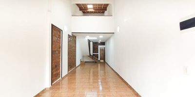 Local en el sector de Barrio Cristóbal, excelentes acabados, con mezanine de 12 mts, área total de 58 mts, altura 3.50 mts, techo en madera, 1 baño, 1 lava traperos, puerta persiana enrollable, piso en cerámica. estrato comercial.