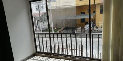 Casa unifamiliar en Montana Manizales

Oportunidad para vivir en 147 m2 privados en estrato 4 en Montana Manizales, con diseño en dos niveles que aprovecha la luz natural. Ideal para familias que buscan espacios amplios con acabados en cerámica y mármol que aportan estilo y resistencia.

Descripción de la propiedad

En el primer nivel la sala y el comedor abren el espacio hacia la cocina integral, junto a una habitación, baño social, patio y bodega de almacenamiento. El segundo nivel despliega cuatro habitaciones, dos baños auxiliares y un baño en la habitación principal. El antejardín y el parqueadero descubierto completan el confort y facilitan la vida diaria.

Descripción del entorno y acceso

La vivienda está en una zona residencial con parques cercanos y transporte público a pocos pasos. El acceso pavimentado y la ubicación exterior combinan tranquilidad con conectividad hacia el resto de Manizales.

Contáctanos

Escríbenos por WhatsApp para agendar tu visita y resolver todas tus inquietudes sobre esta casa en Montana Manizales, nuestro equipo te ofrecerá asesoría cercana y acompañamiento en cada paso del proceso de compra.


