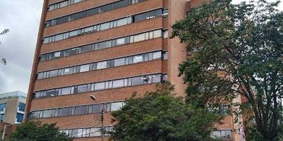 Oficina calle 72 para arrendar muy iluminada en piso alto con linda vista, cerca a centro comercial de la 72 , a carulla, a transporte público, oficina con dos oficinas privadas , puerta de seguridad, cocineta, baño privado y bateria de baños en cada piso, vigilancia 24 horas 7 dias a la semana, el costo del agua está incluido en el valor de la administración. Tiene un garaje.