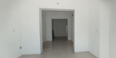 Local esquinero de 45 metros en Piedecuesta con puertas de vidrio y luz natural que lo llena de vida ubicado sobre avenida principal con alto flujo vehicular a pocos metros del parque central rodeado de centros comerciales iglesias y zonas verdes es un espacio con visibilidad y ubicación privilegiada ideal para negocios que quieren crecer conectar y destacar desde el primer día

Que esperas para conocerlo, llamanos Ya