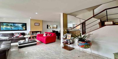 Codigo 18954. Se vende amplia y luminosa casa de 156 m² construidos (200 m² incluyendo terrazas y balcones), ideal para familias que buscan comodidad, privacidad y espacios renovados. Cuenta con 3 habitaciones, family room, sala con chimenea, comedor independiente y cocina totalmente remodelada hace un mes. Disfruta de dos terrazas, una de ellas con patio cubierto con techo corredizo, además de zona de lavandería independiente, cuarto y baño de servicio. La propiedad incluye puerta de seguridad, 2 parqueaderos y una excelente distribución. Ubicada en conjunto cerrado con cancha de fútbol, zona infantil y salón comunal. Antigüedad: 15 años. ¡Lista para mudarse!