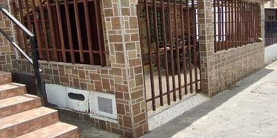 Casa en primer piso totalmente remodelada
Ubicada en propiedad horizontal, justo frente al parqueadero y muy cerca de la esquina.
Distribución:
3 habitaciones
2 baños
Cocina amplia
Sala comedor
Zona de oficios
Antejardín cubierto
Espacio para parquear motos
Gran oportunidad de inversión. No dejes pasar esta excelente opción para vivir o invertir.
Contáctanos para más información o agendar una visita.