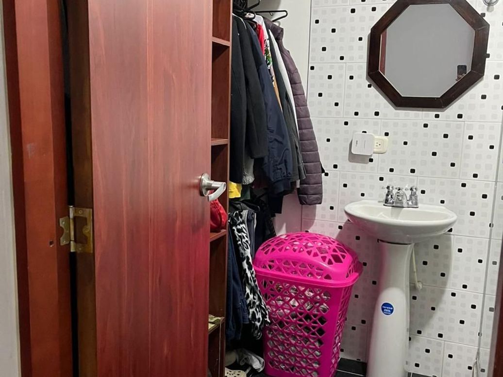 Casa de 5 alcobas en venta en San Cipriano, Bogotá, 200 m² · foto 9 de 18