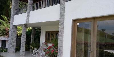 Hermosa casa con excelente vista desde el balcón, ideal para disfrutar de atardeceres y momentos de tranquilidad. Cuenta con cuatro amplias habitaciones, cada una equipada con closet, y cinco baños modernos, todos cabinados en vidrio templado, lo que aporta un toque elegante y funcional.

Relájate en un acogedor jacuzzi, perfecto para el descanso y bienestar. La cocina, con mesón en mármol, combina diseño y funcionalidad, ideal para los amantes de la gastronomía.

La propiedad tiene un área construida de 350 metros cuadrados, sobre un generoso terreno de 700 metros cuadrados, rodeado de zonas verdes que brindan privacidad y conexión con la naturaleza. Además, cuenta con portería independiente, lo que garantiza mayor seguridad y autonomía.