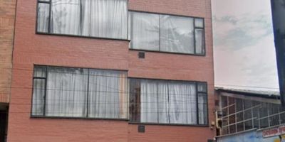 Apartamento en venta – Portal de Castilla, Bogotá D.C.


 
 Área construida: 57.02 m²
 
 
 Ubicación: 3er piso, Edificio Portal de Castilla
 
 
 Dirección: Av. Boyacá #9-71
 
 
 Habitaciones: 2
 
 
 Baños: 1
 
 
 Parqueadero: 1 puesto
 
 
 Antigüedad: Construido en 2004
 
 
 Estado: Buen estado de conservación
 
 
 Administración: $80.000 mensuales
 


Características del inmueble:
Apartamento en venta con excelente distribución en una sola planta. Cuenta con cocina funcional, sala comedor amplia, y buena iluminación natural. Ideal para quienes buscan comodidad y accesibilidad.

Zonas comunes y ubicación:
Ubicado en el barrio Castilla, con fácil acceso a transporte público y vías principales. La zona es residencial, tranquila y con acceso cercano a servicios, colegios y comercio.

T