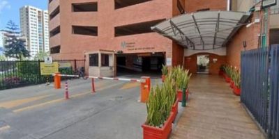 Apartamento en venta – Reserva de las Américas, Marsella – Bogotá D.C.

Área total construida: 64 m²
Año de construcción: 2010
Estado de conservación: Excelente
Ubicación: Barrio Marsella, Bogotá D.C.
Administración: $220.000

Distribución del inmueble:


 
 3 habitaciones con excelente iluminación
 
 
 2 baños completos
 
 
 Sala comedor
 
 
 Cocina integral
 
 
 Zona de lavandería
 
 
 1 parqueadero privado
 


Zonas comunes del conjunto residencial:


 
 Piscina
 
 
 Zona de descanso
 
 
 Zona recreativa
 
 
 Zona de BBQ
 
 
 Business center
 
 
 Cancha de baloncesto
 
 
 Cancha de voleibol
 
 
 Vigilancia privada las 24 horas
 


Entorno:


 
 Sector residencial tranquilo
 
 
 Cerca a comercio, colegios y transporte público
 
 
 Alta valorización y excelente conectividad
 


Observación:
Una excelente opción para quienes buscan confort, seguridad y múltiples espacios de entretenimiento familiar. Ideal para familias que desean una vivienda moderna y funcional en un entorno seguro.

T
