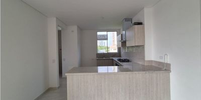 Perfecto para disfrutar de amplitud y confort moderno: este apartamento en Altos de Riomar, de 133 m², ofrece tres amplias habitaciones con armarios empotrados, cinco baños completos, balcón panorámico, sala y comedor integrados, cocina integral tipo americana, estudio ideal para home office y dos parqueaderos. El edificio cuenta con vigilancia 24/7, portería, gimnasio equipado, piscina para adultos y niños, salón comunal, zonas verdes y parqueadero para visitantes, todo en una ubicación privilegiada con fácil acceso a transporte público. Disponible para venta o arriendo. ¡Contáctame y descubre tu nuevo hogar!

