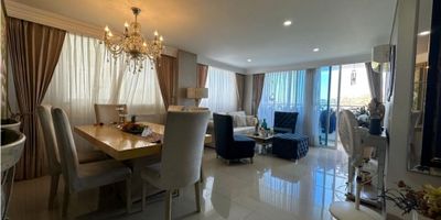 Se vende apartamento en edificio Mirador de San Pedro, ubicado frente al Centro Comercial Buenavista de la ciudad de Santa Marta. El precio de la publicación es con muebles; no obstante, si el comprador desea sin muebles, se puede negociar el precio. 

Para confirmar cualquier dato de la publicación, realizar preguntas adicionales o agendar cita para conocer la propiedad, comunícate con nosotros!
