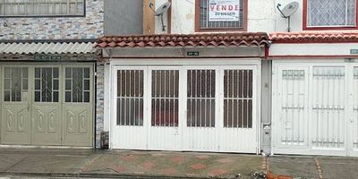 Gran oportunidad. Se vende casa en el barrio centro Mayor uno de los mejores sectores de Bogotá, con gran distribución amplia e iluminada , excelentes vías de acceso cuenta con sala comedor cocina integral tres habitaciones dos baños, parqueadero y patio, para más información contactar a Cristina Rodríguez al 317 428 53 79 o al correo cristina.rodríguezinmobiliariabogotá.com. El equipo de inmobiliaria Bogotá está comprometido a brindar una experiencia de vida excepcional para nuestros clientes desde el momento en que solicitan nuestros servicios y asesoría en nuestra comunidad.