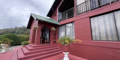 Descubre la granquilidad de vivir en el campo, esta espectacular casa, de 6 habitaciones y 6 baños en , con 500 metros cuadrados de lujo y confort. Con una distribución impecable, cada espacio ha sido diseñado para brindar comodidad y sofisticación. Los 5 parqueaderos garantizan la practicidad que necesitas en tu día a día. Vive en un entorno de distinción y estilo, donde cada detalle ha sido cuidadosamente pensado para ofrecerte la mejor experiencia de vida. ¡Bienvenido a tu nuevo hogar de ensueño!